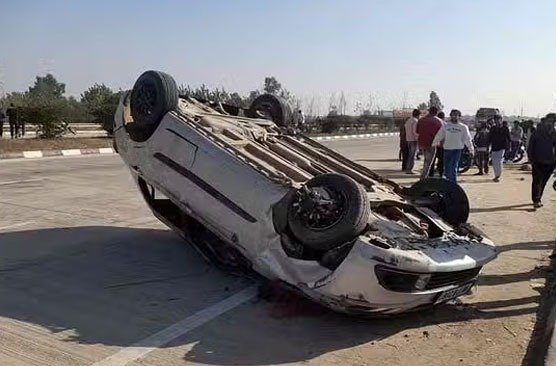 बरात की कार अनियंत्रित होकर पलटी, दो युवकों की मौत बरात की कार अनियंत्रित होकर पलटी, दो युवकों की मौत