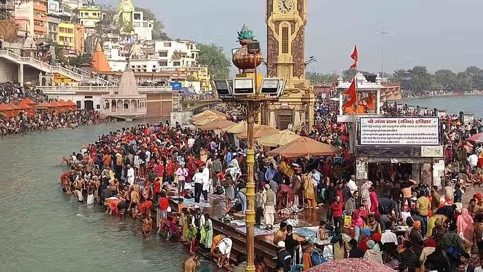सोमावती अमावस्या पर हरिद्वार में उमड़ी श्रद्धाुलओं की भारी भीड़ सोमावती अमावस्या पर हरिद्वार में उमड़ी श्रद्धाुलओं की भारी भीड़