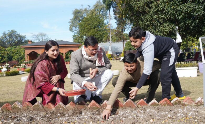 मुख्यमंत्री किया ट्यूलिप बल्ब का रोपण मुख्यमंत्री किया ट्यूलिप बल्ब का रोपण