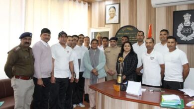 मैत्री मैच में विजेता टीम को एसपी ने किया सम्मानित
