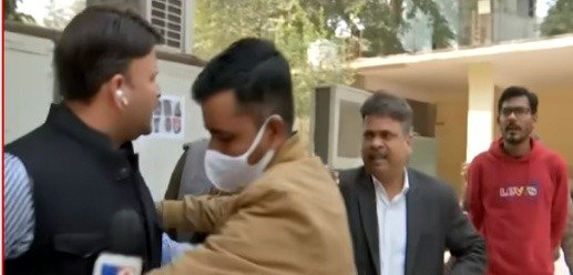 यूके से लेकर यूपी तक धक्के की सरकार यूके से लेकर यूपी तक धक्के की सरकार