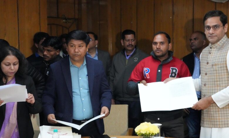 कैबिनेट मंत्री ने किया नव चयनित गन्ना पर्यवेक्षकों को नियुक्ति पत्र का वितरण कैबिनेट मंत्री ने किया नव चयनित गन्ना पर्यवेक्षकों को नियुक्ति पत्र का वितरण