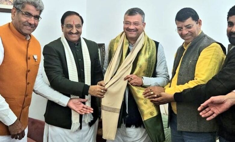 नवनिर्वाचित महापौर ने की पूर्व सीएम से मुलाकात नवनिर्वाचित महापौर ने की पूर्व सीएम से मुलाकात