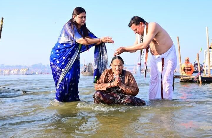 अविस्मरणीय क्षण : सीएम ने महाकुंभ में त्रिवेणी संगम के पावन जल में कराया माता को स्नान अविस्मरणीय क्षण : सीएम ने महाकुंभ में त्रिवेणी संगम के पावन जल में कराया माता को स्नान