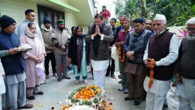 पार्थिव देह पर पुष्पचक्र अर्पित कर श्रद्धांजलि दी