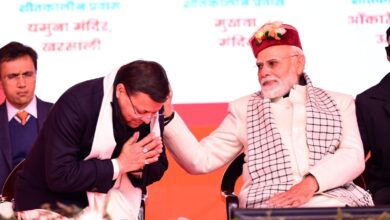 हाथ मिलाकर, पीठ थपथपाकर सीएम को शाबाशी
