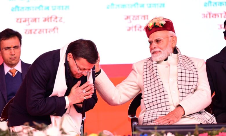 हाथ मिलाकर, पीठ थपथपाकर सीएम को शाबाशी हाथ मिलाकर, पीठ थपथपाकर सीएम को शाबाशी