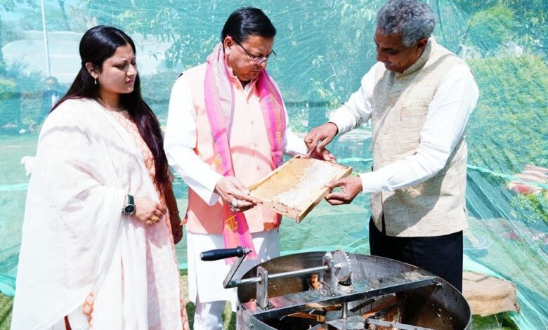 मुख्यमंत्री आवास परिसर में किया गया शहद निष्कासन कार्य मुख्यमंत्री आवास परिसर में किया गया शहद निष्कासन कार्य